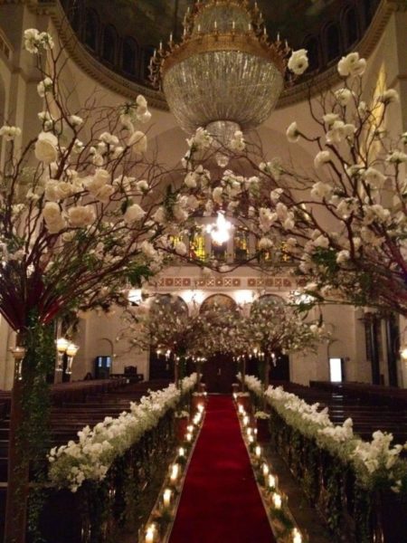 decoração do caminho do altar com flores brancas